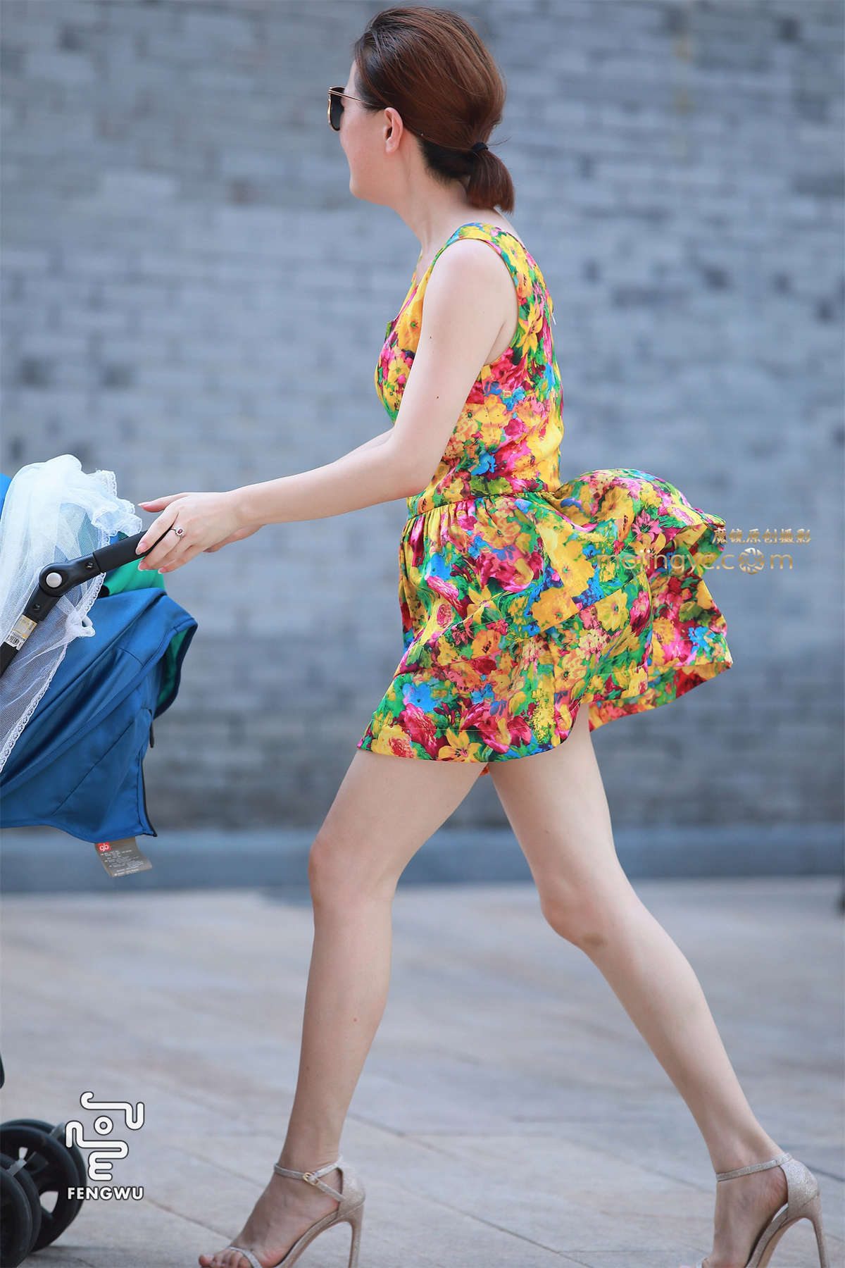 图片[2]-飞舞的短裙，性感辣妈-日更街拍