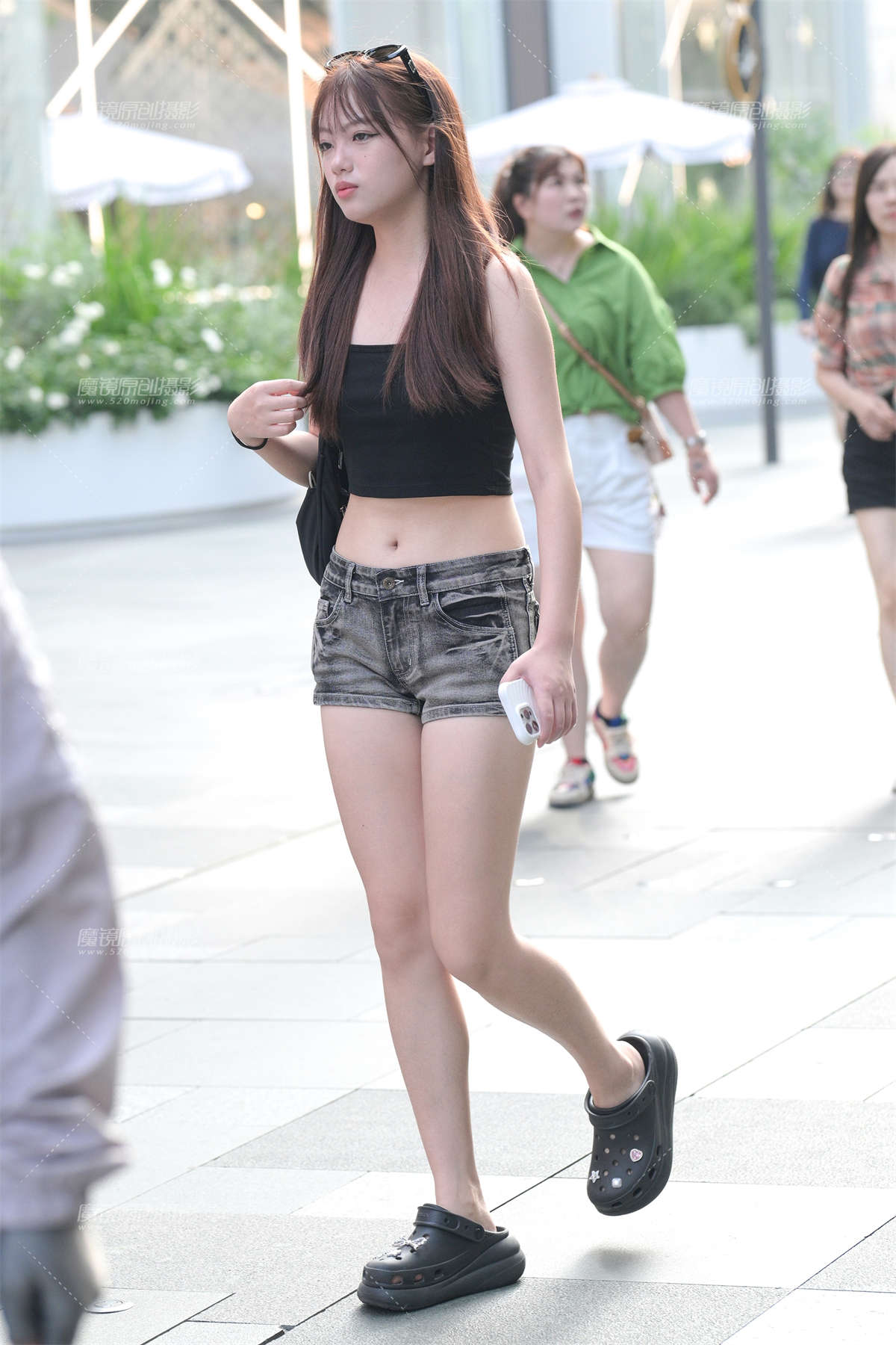 热裤白腿小妹-日更街拍