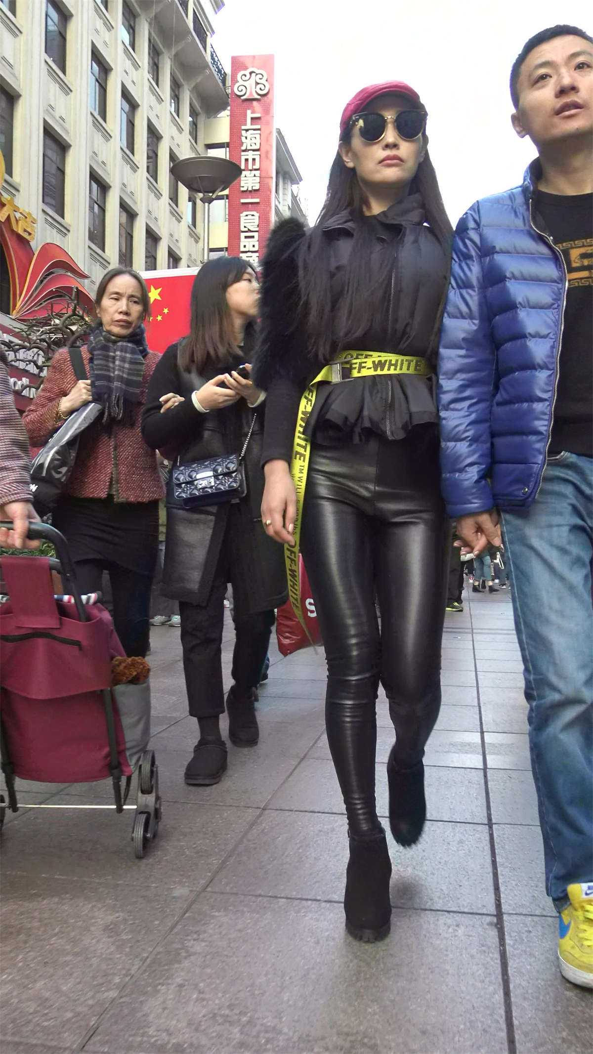 图片[2]-街拍皮裤墨镜女逼格很高-日更街拍