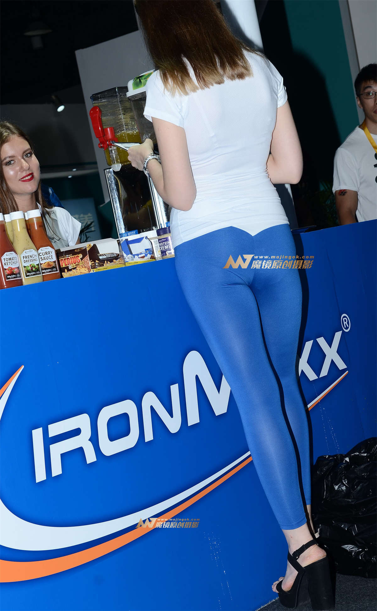 图片[2]-【验证街拍大赛NO.6】神摄手赛06 高挑身材，蓝色紧身裤-日更街拍