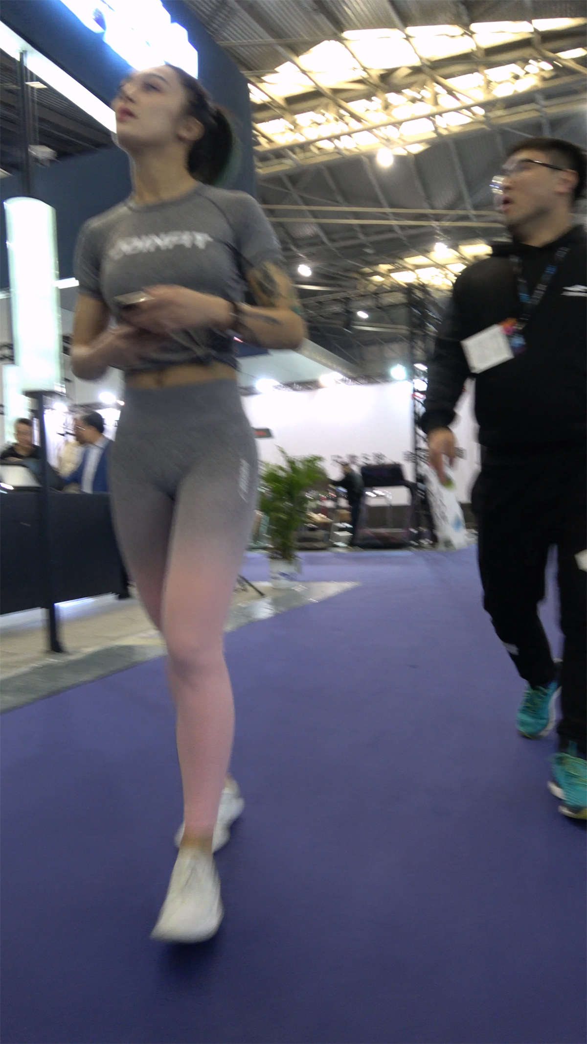 灰色紧身弹力裤运动美女1-日更街拍