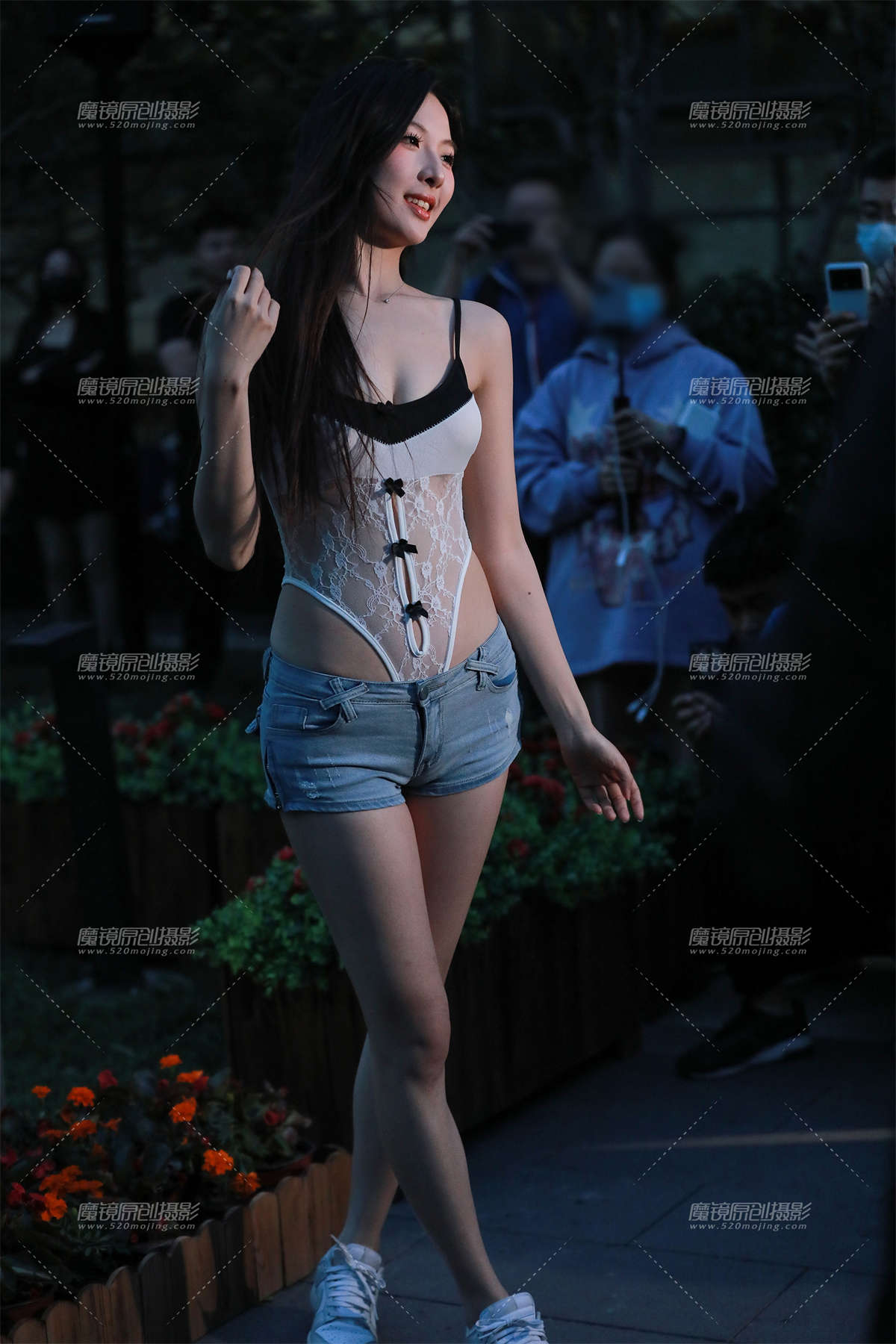 图片[2]-热裤长腿性感美女-日更街拍