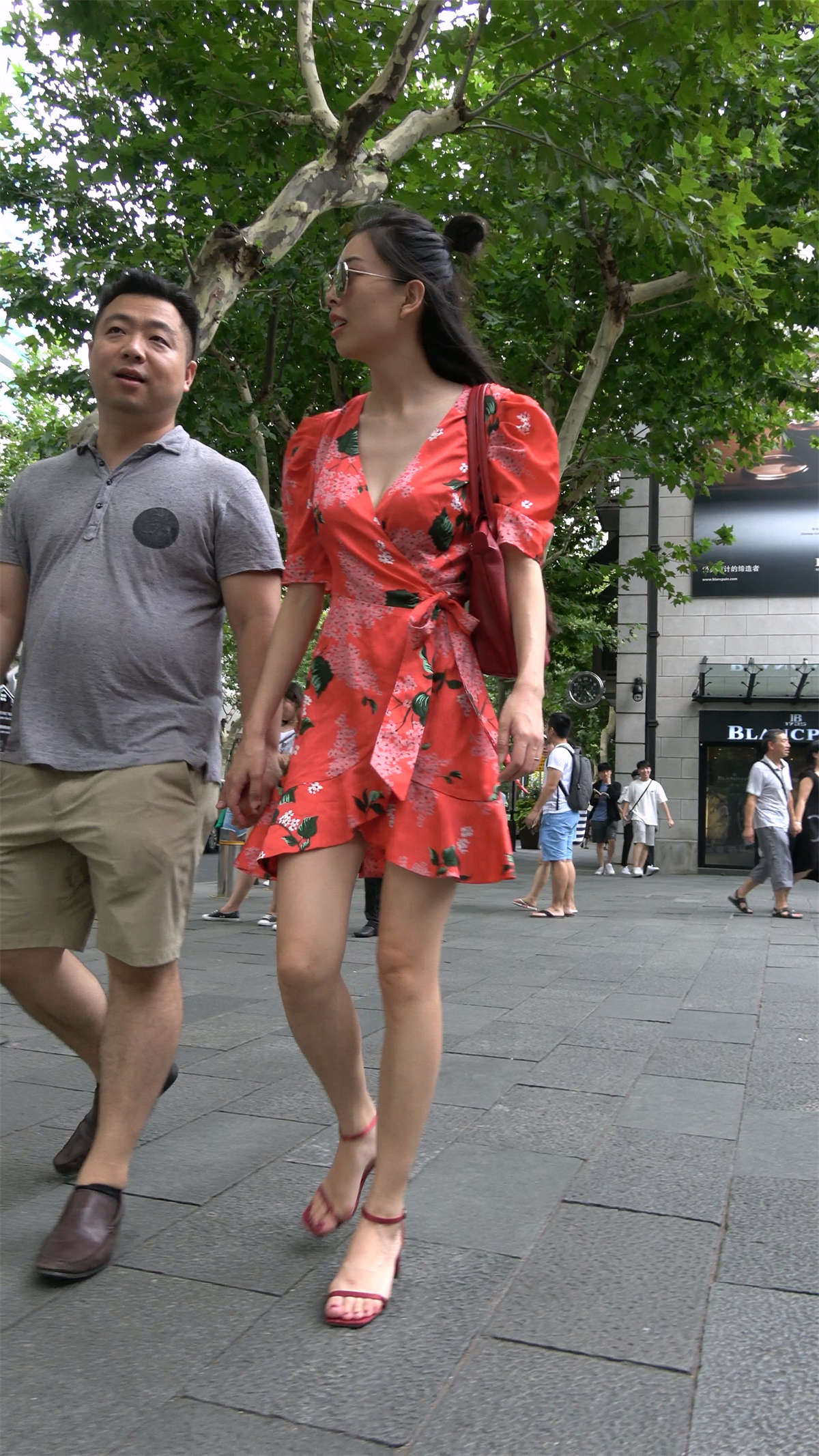 V领连衣裙性感美女-日更街拍