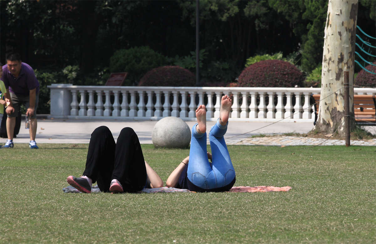 图片[2]-踏青公园街拍系列No.16 模拍开始前在草地上撒会小野没想到被人街拍了-日更街拍