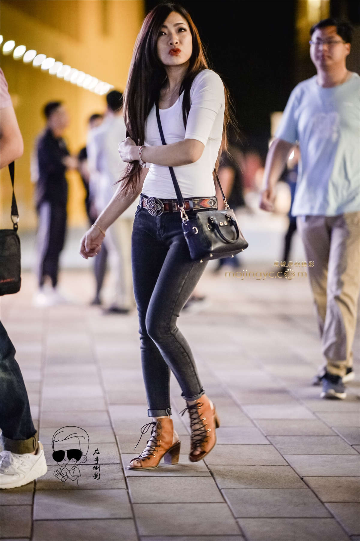 牛仔紧绷显美臀{2017-5-13-9p}-日更街拍