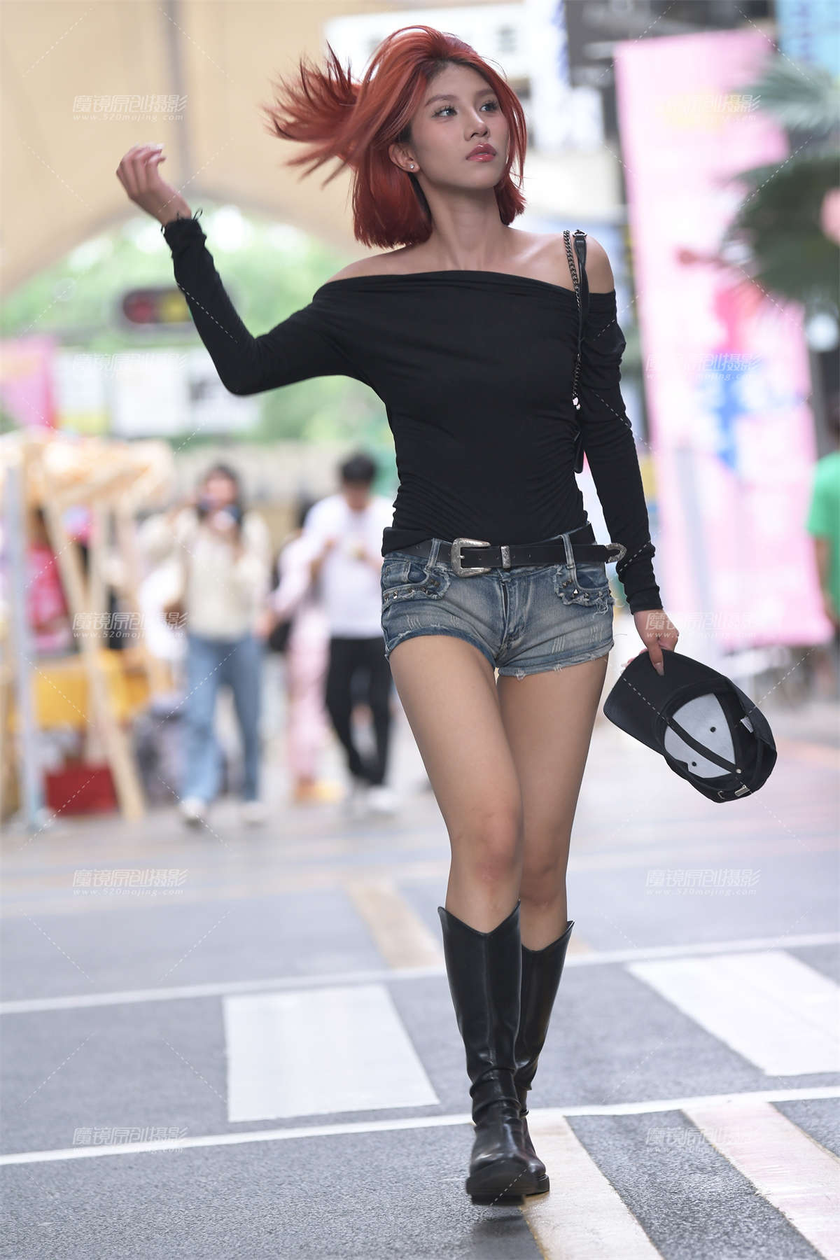 望着橱窗里的银色礼服-日更街拍