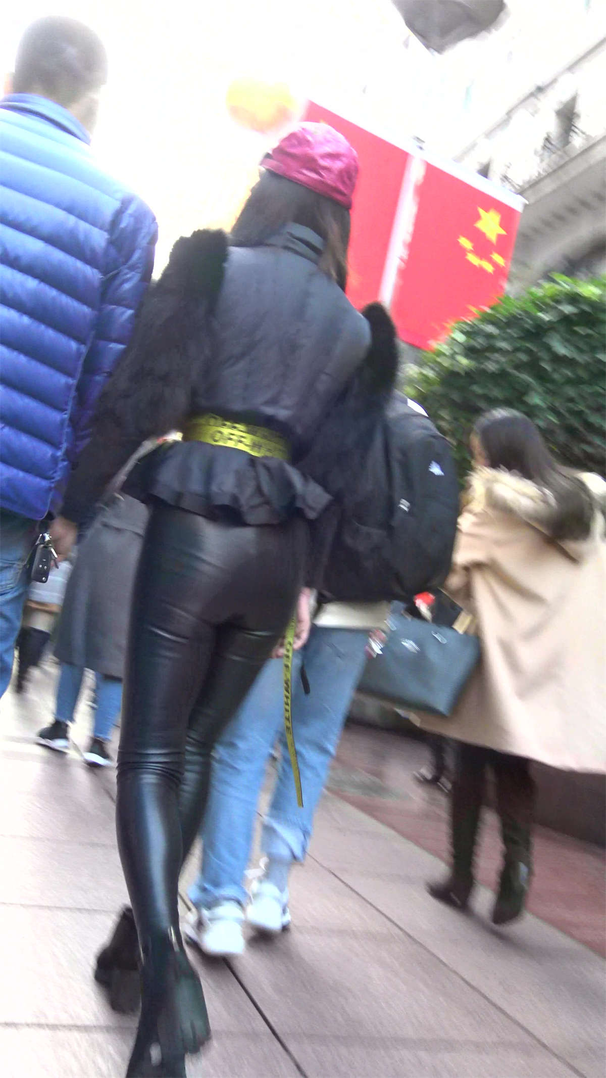 图片[2]-皮裤美臀性感街拍美女-日更街拍