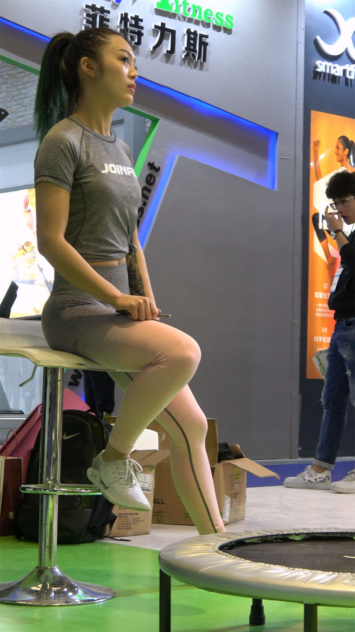 图片[2]-灰色紧身弹力裤运动美女2-日更街拍