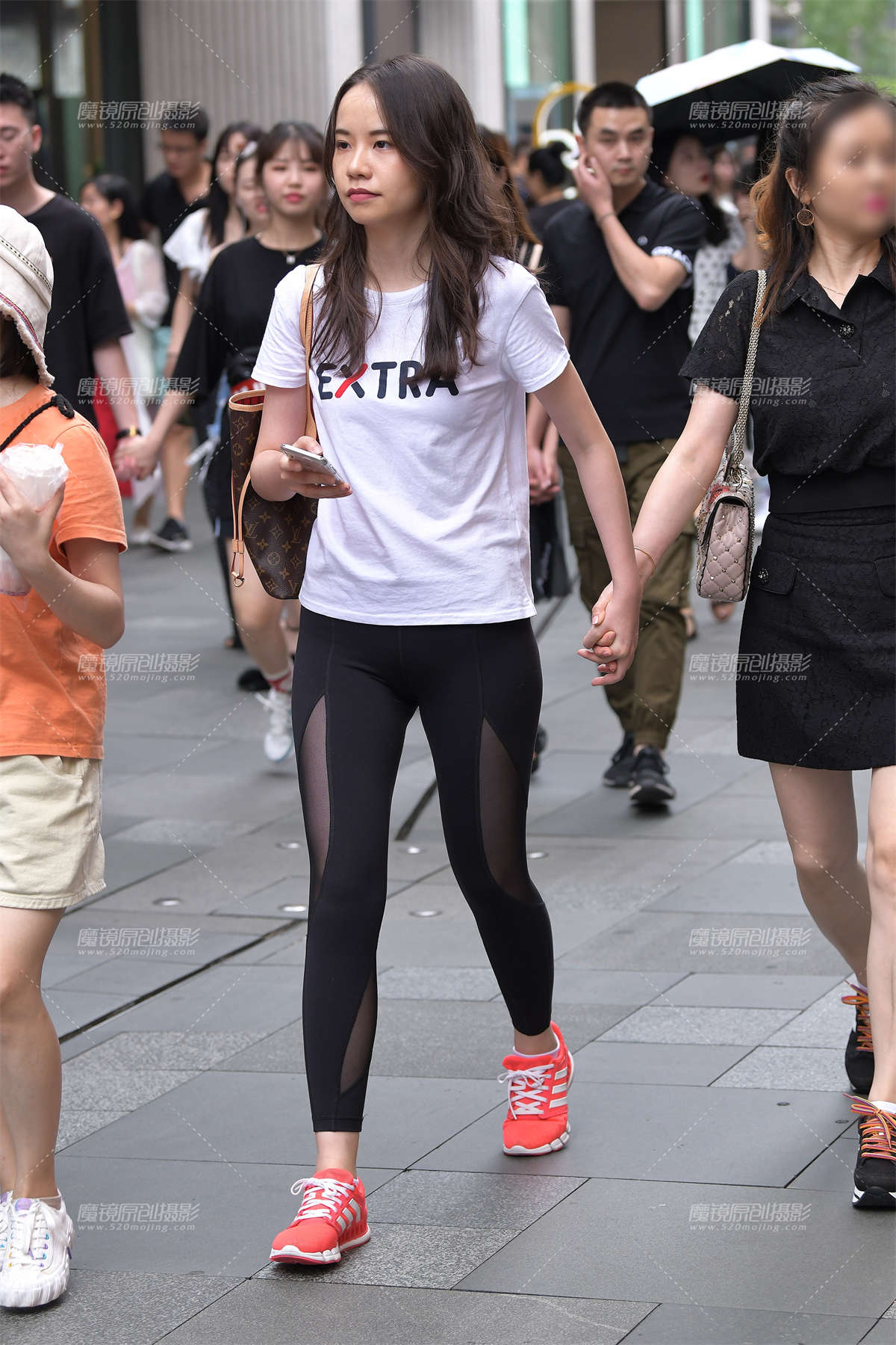 【视觉冲击赛贴】穿梭在人群中的瑜伽裤美眉-日更街拍