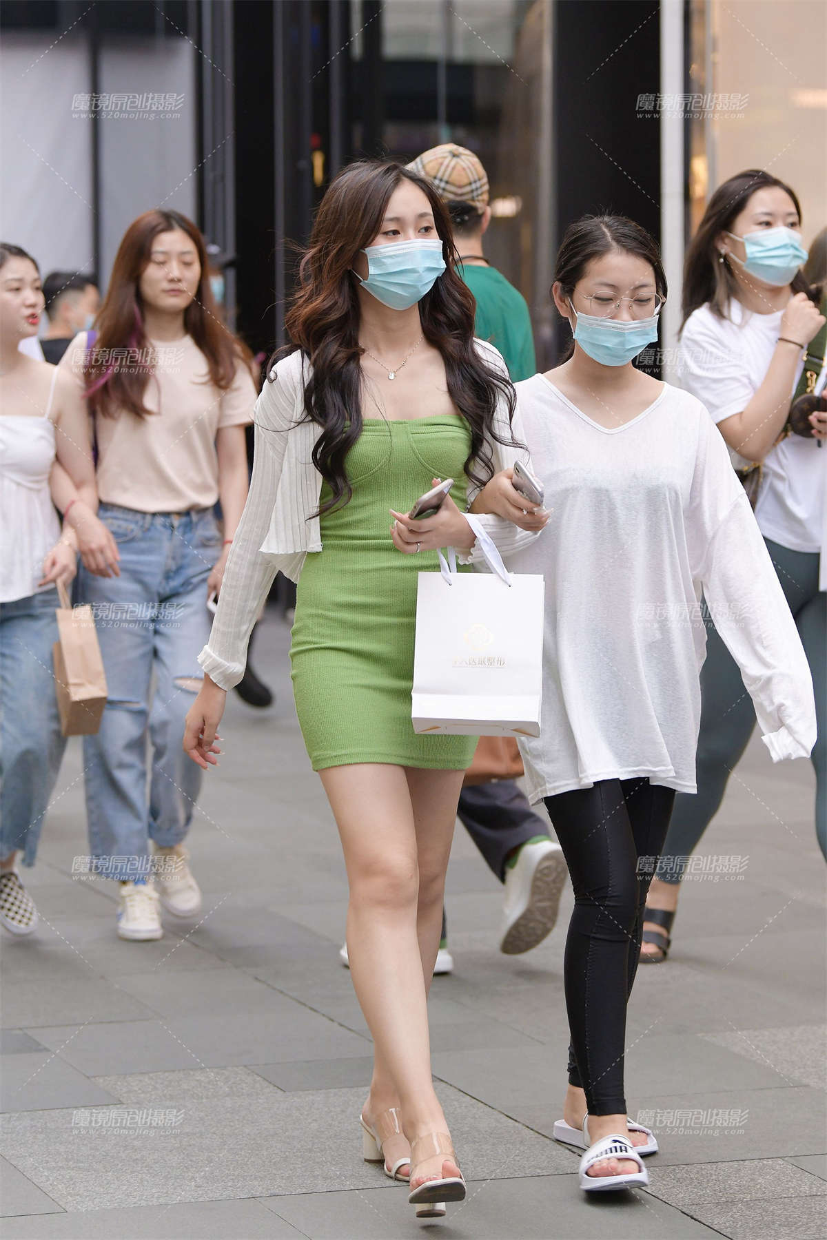 包臀裙美腿小姐姐-日更街拍