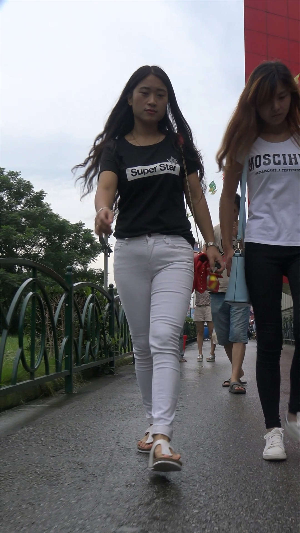 超紧身白裤黑T恤美女-日更街拍