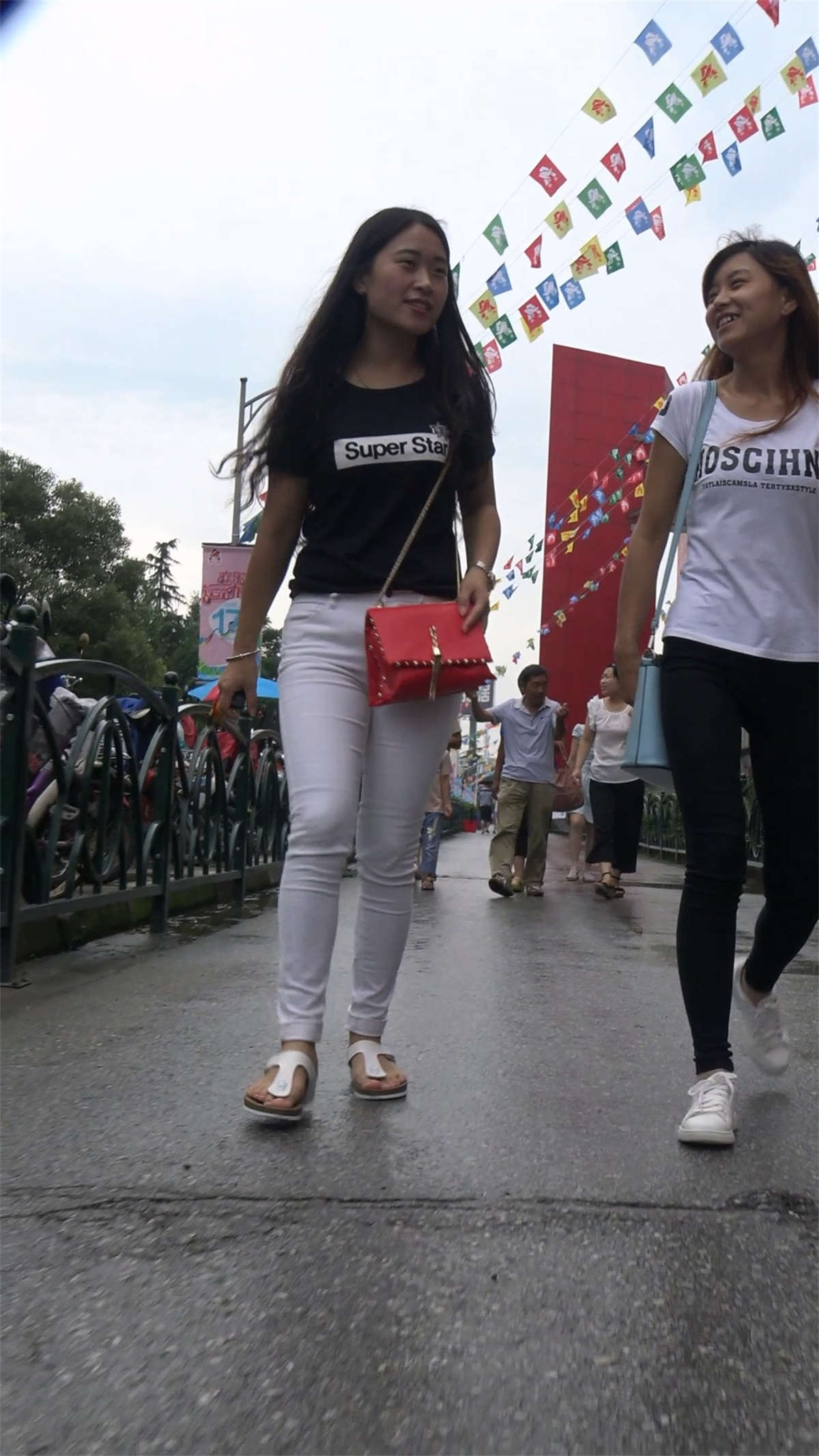 图片[2]-超紧身白裤黑T恤美女-日更街拍