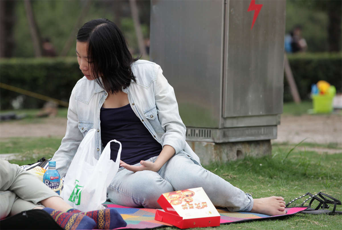 图片[2]-踏青公园街拍系列No.1383 女孩爱美，给自己漂亮的双脚做起美甲-日更街拍