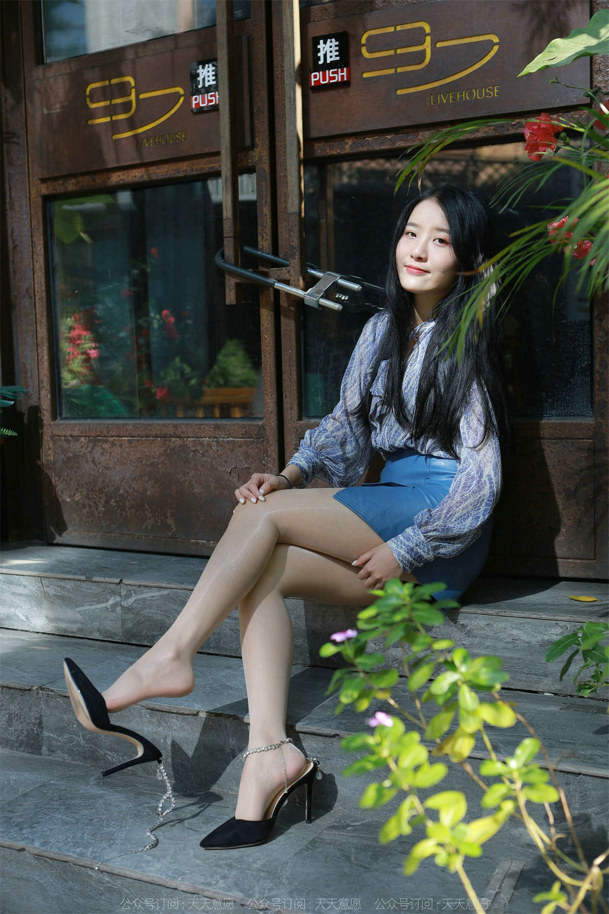 图片[2]-IESS异思趣向 2022.02.02 丝享家995：婉萍 油亮蓝色短裙-日更街拍