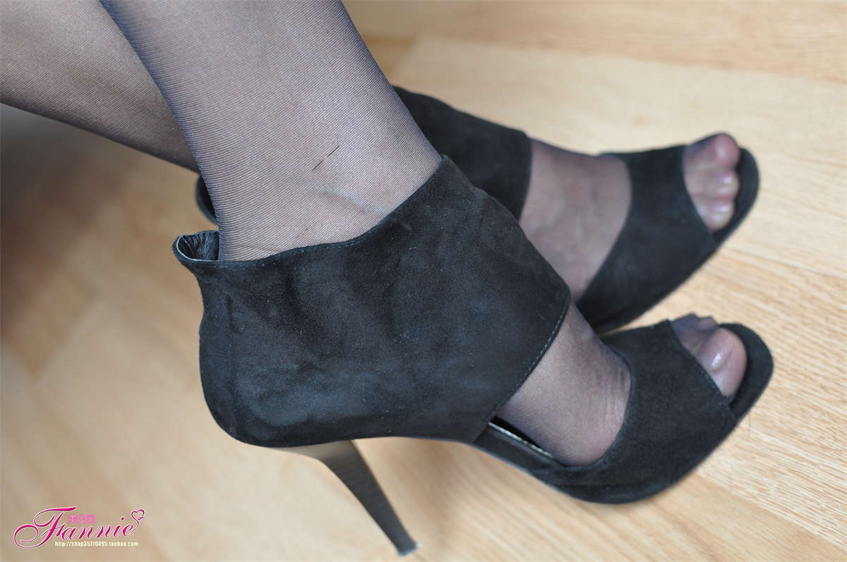 Fannie芬妮美足园NO.100-典雅的高跟黑丝-日更街拍