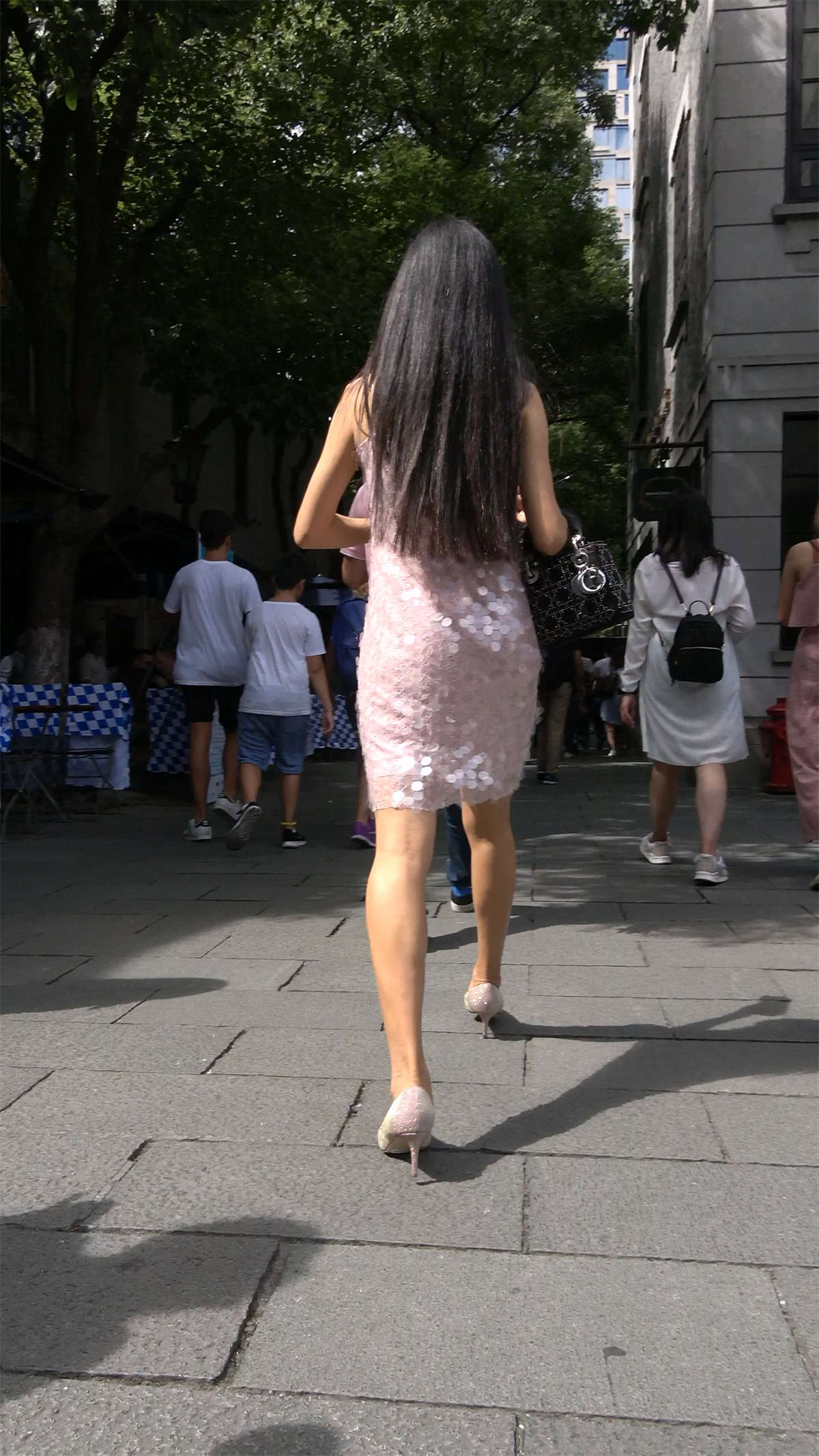 高贵气质吊带裙极品美女-日更街拍