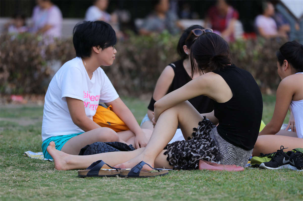 图片[2]-踏青公园街拍系列No.1166 双娇出场，一个颜值更高，一个足弓接近90度，你喜欢哪个？ 第5套-日更街拍