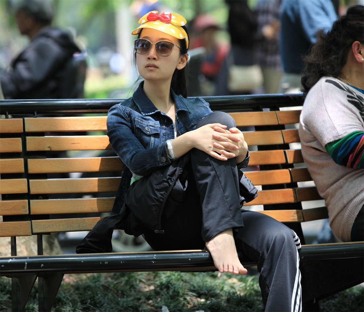 图片[2]-踏青公园街拍系列No.17 清秀少妇长椅脱鞋，动作已做到淑女范围内的极限-日更街拍