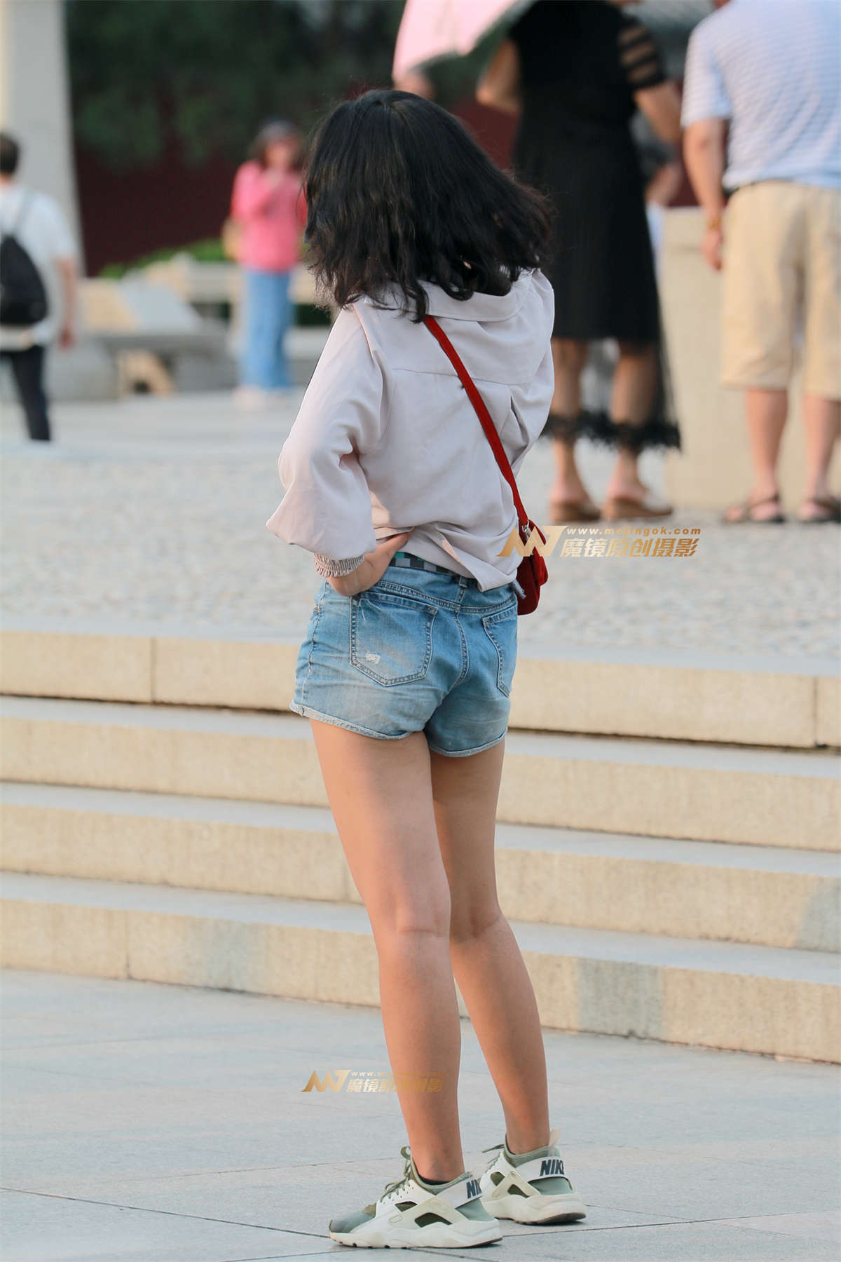 健康肤色美女若有所思……插图1