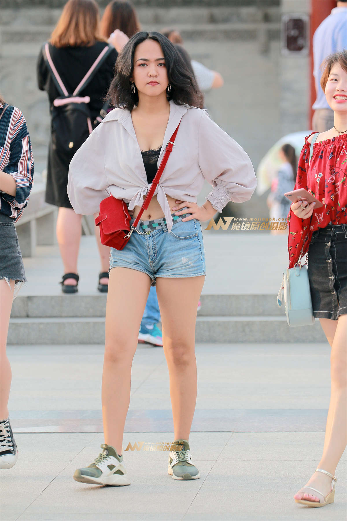 健康肤色美女若有所思……-日更街拍