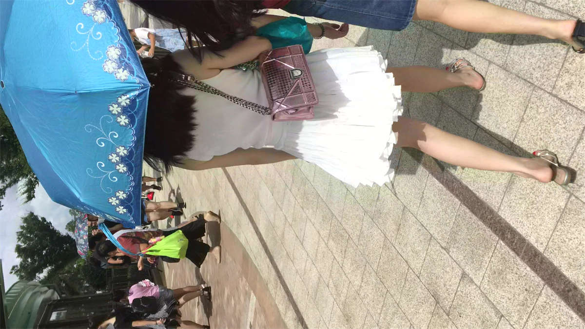 白色连衣裙气质美女-日更街拍