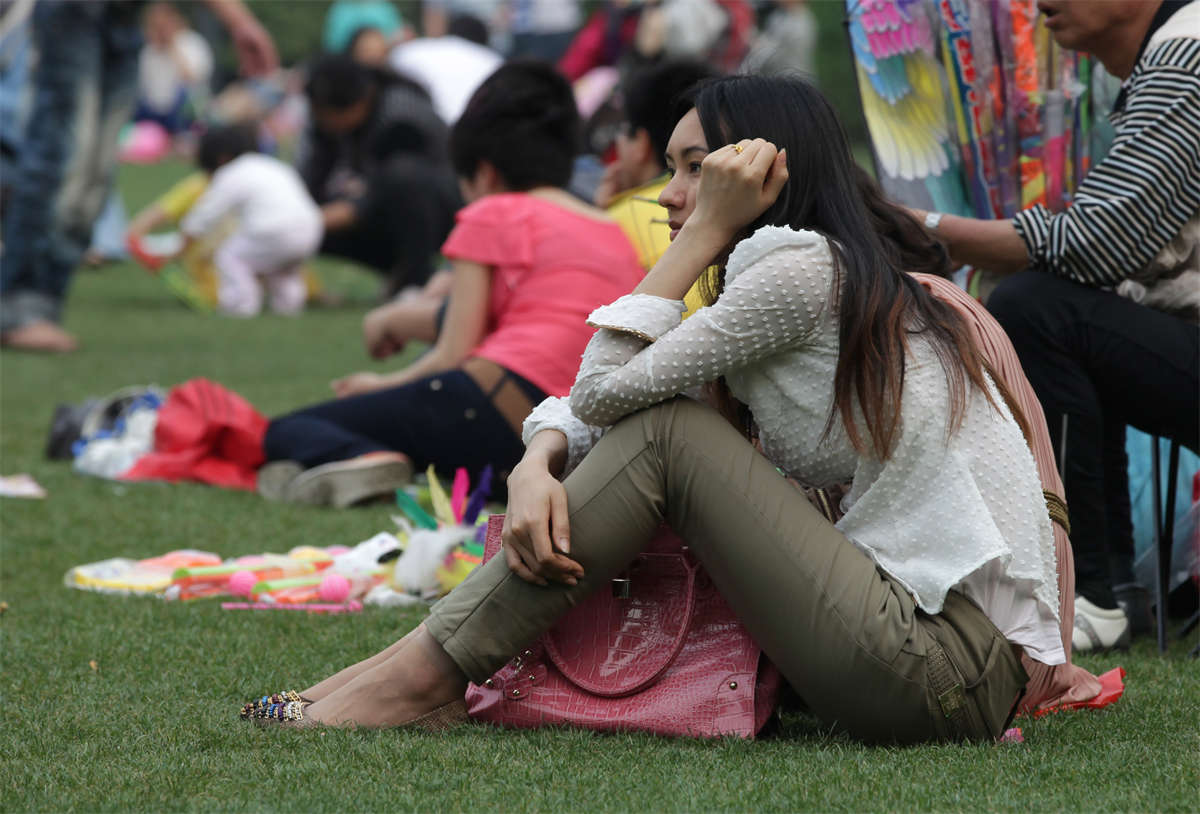 图片[2]-踏青公园街拍系列No.1384 如此漂亮的女孩露出她的肉丝脚，该满足了吧-日更街拍