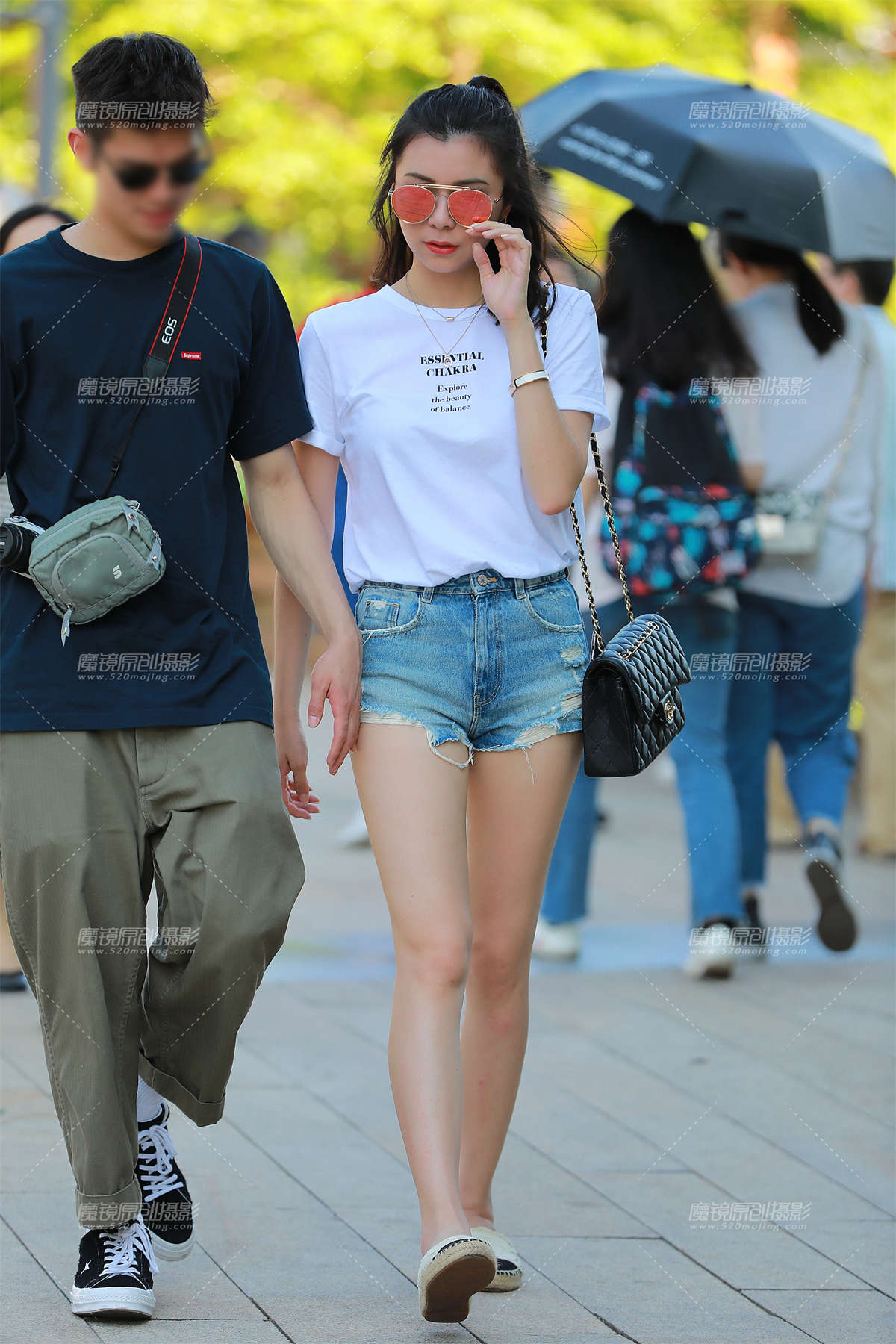 白皙长腿，热裤女友-日更街拍