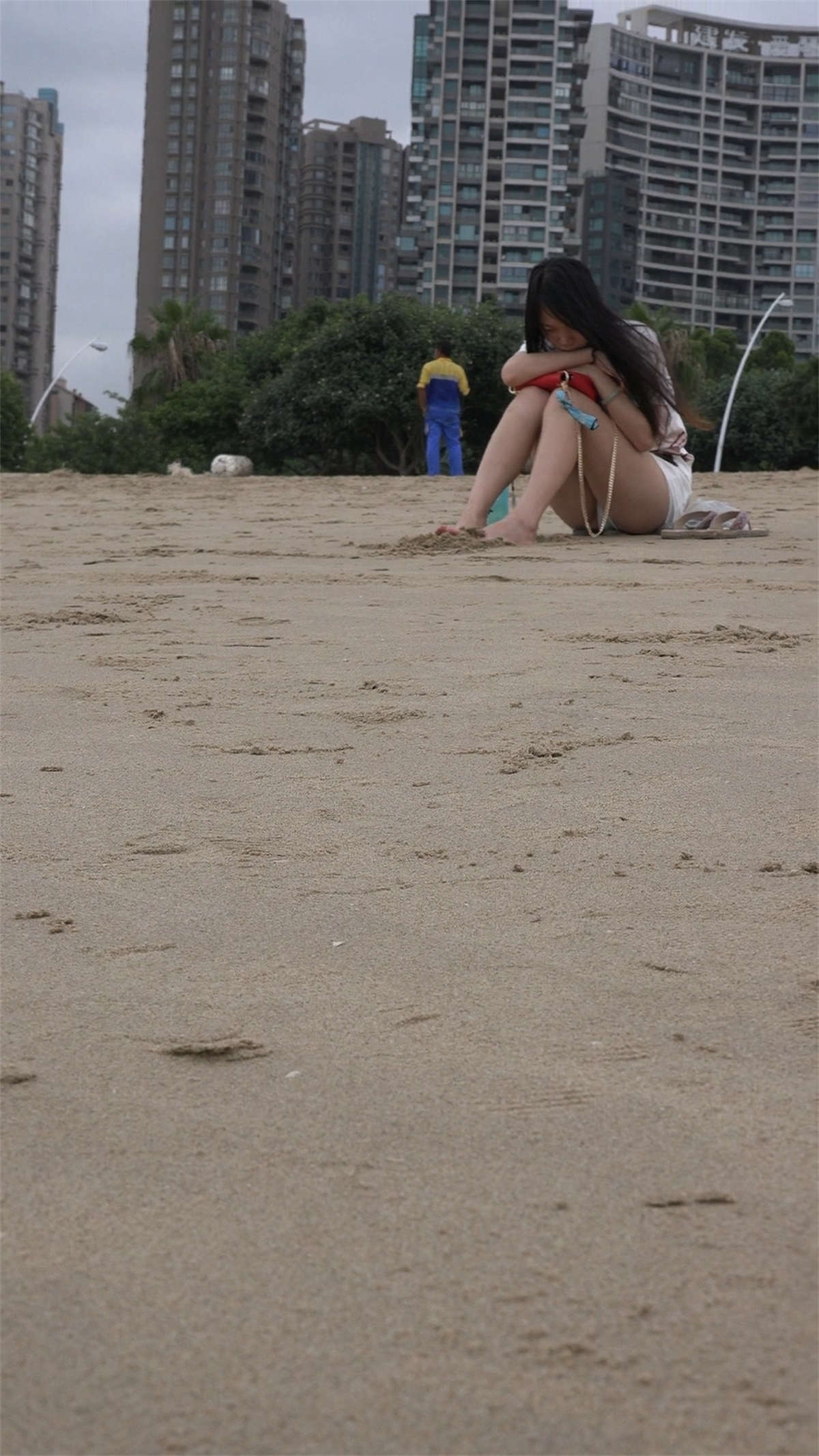 图片[2]-小清新白T恤白短热裤美女-日更街拍