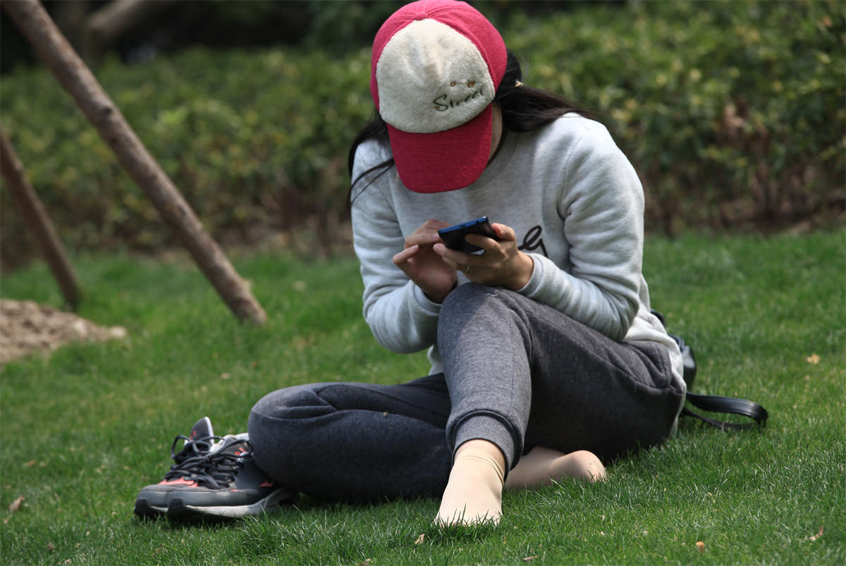 图片[2]-踏青公园街拍系列No.106 安静的少女短肉丝-日更街拍