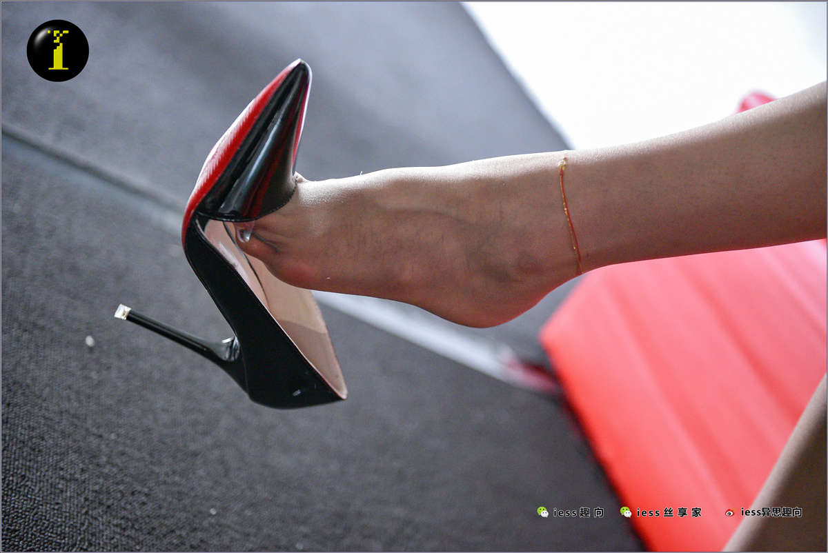 IESS异思趣向 普惠集006 华华 34码与红长椅（全特写）-日更街拍