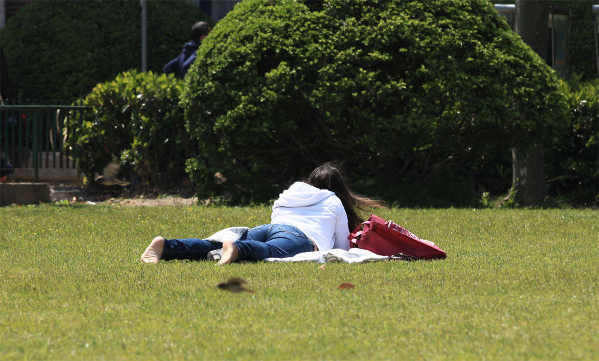 图片[2]-踏青公园街拍系列No.1167 同样是校园草坪，外国女孩还是更多一份潇洒-日更街拍