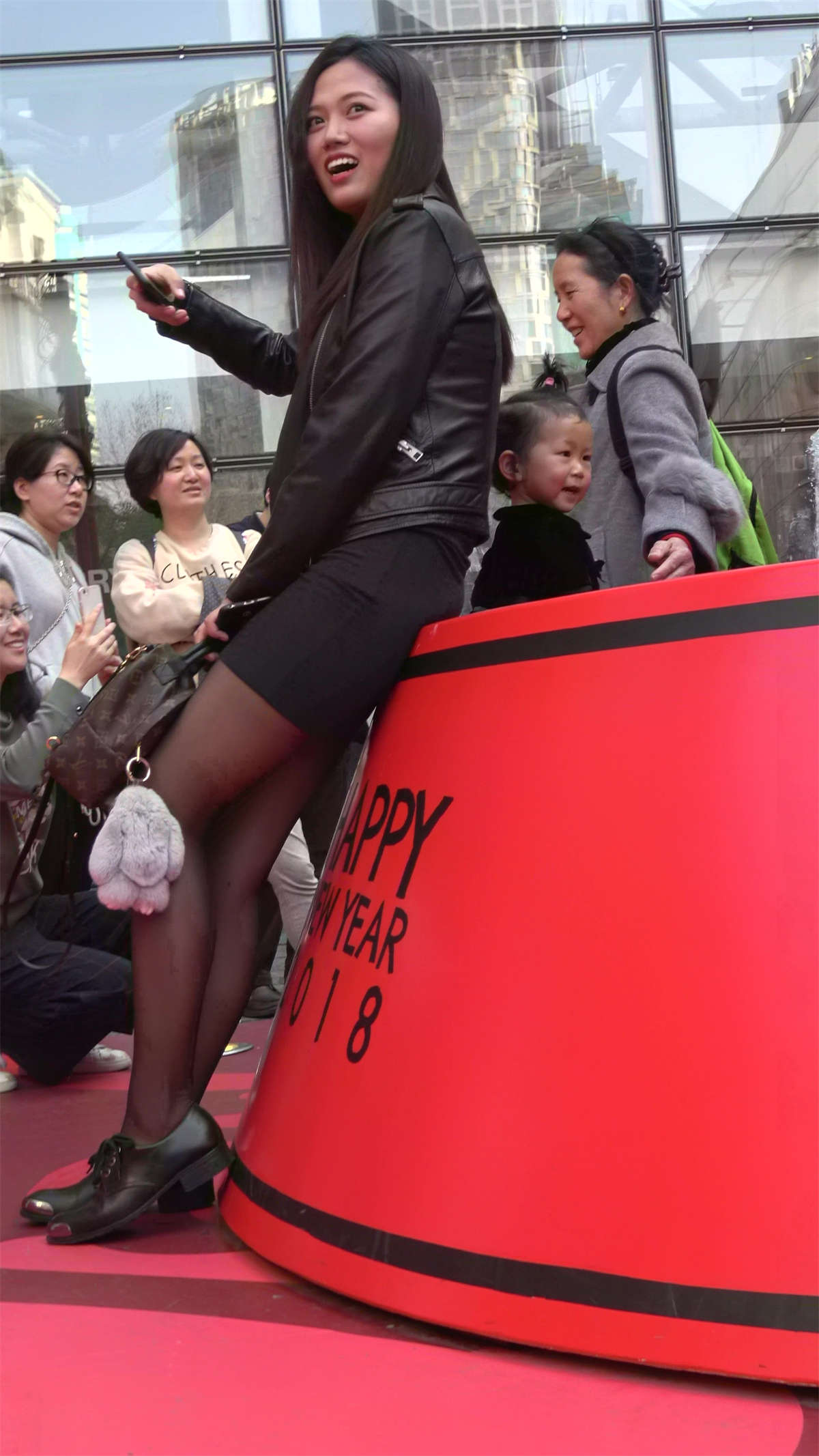 包臀短裙黑丝性感高跟美女-日更街拍