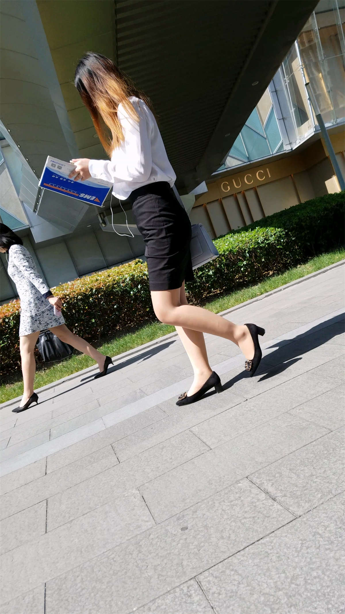 图片[2]-碎花衬衫紧身蓝牛美女-日更街拍