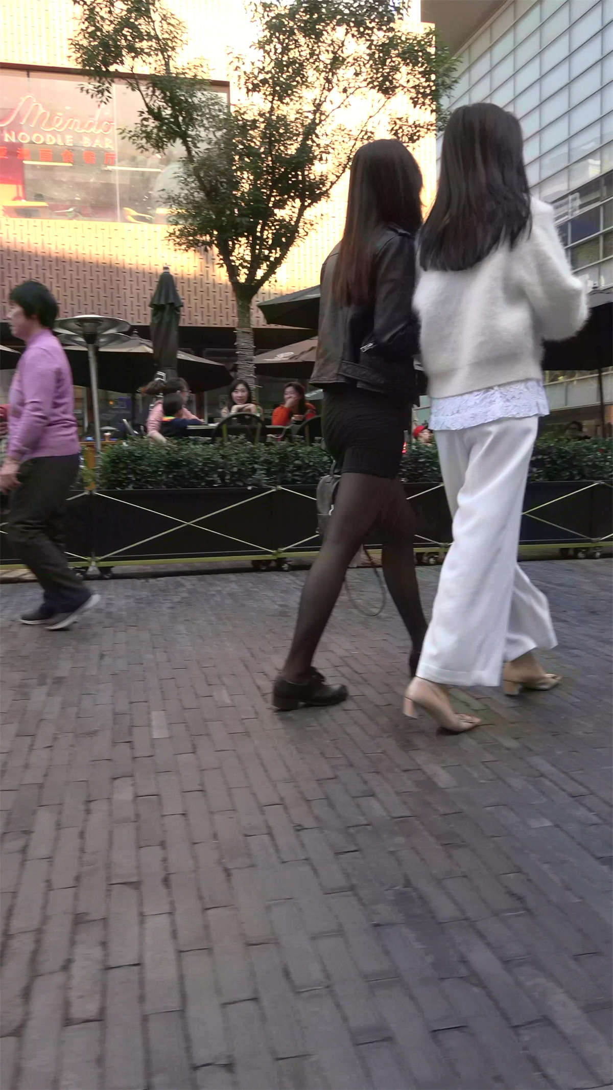 图片[2]-包臀短裙黑丝性感高跟美女-日更街拍