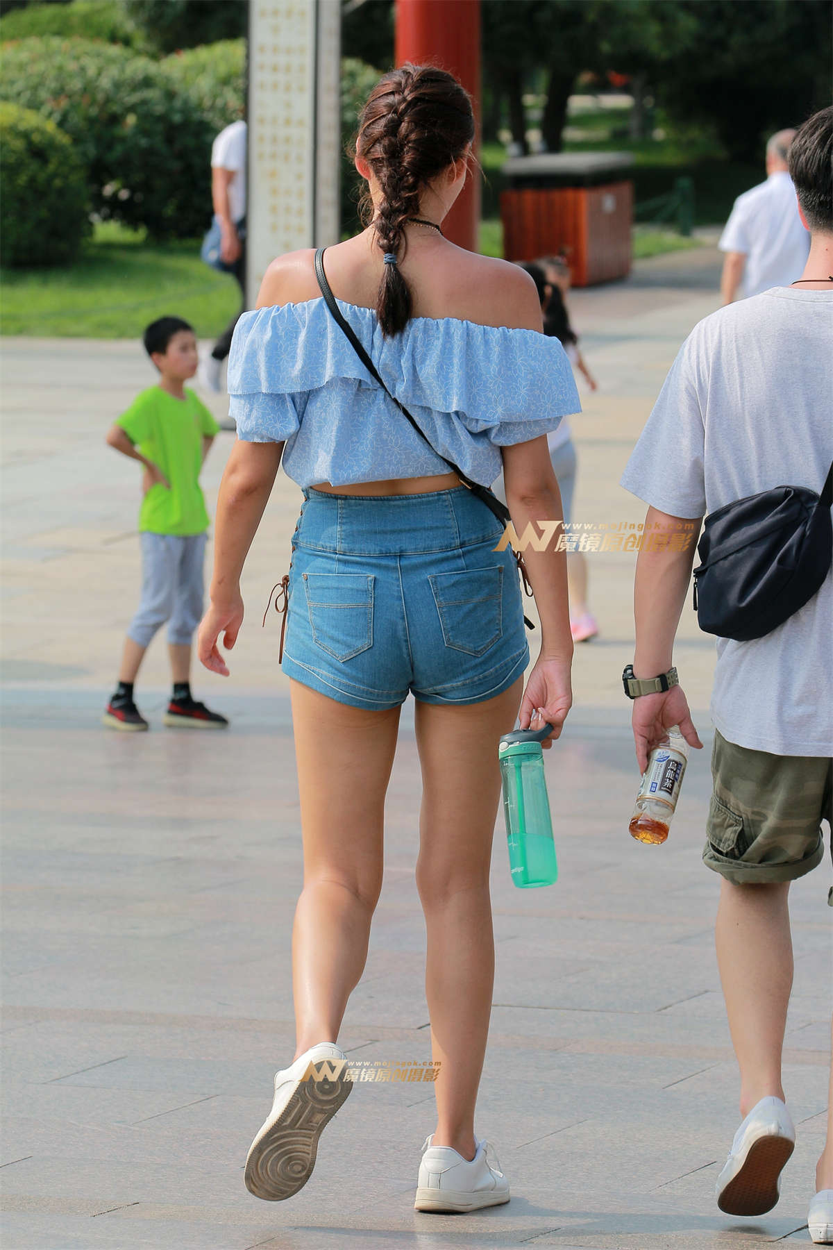 牛仔短裤高妹大长腿插图1