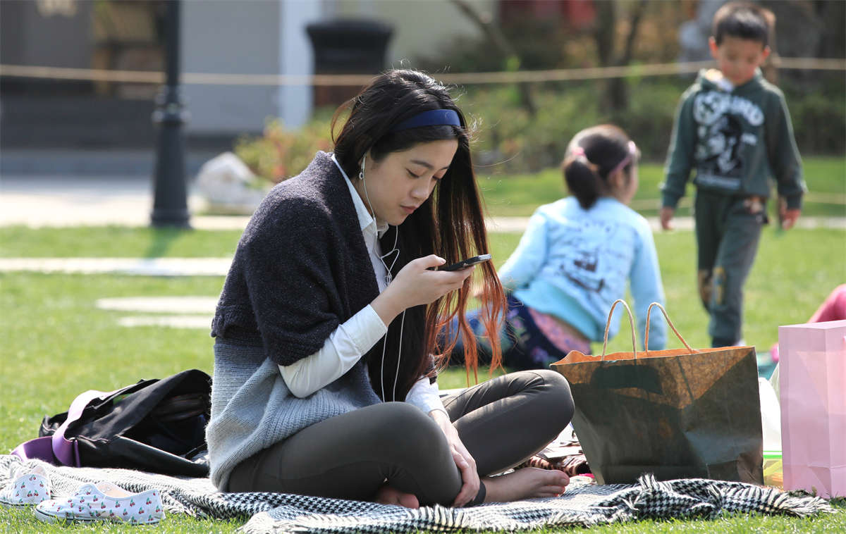 图片[2]-踏青公园街拍系列No.18 若不是在公园，MM摆出这睡姿就该扑过去了-日更街拍