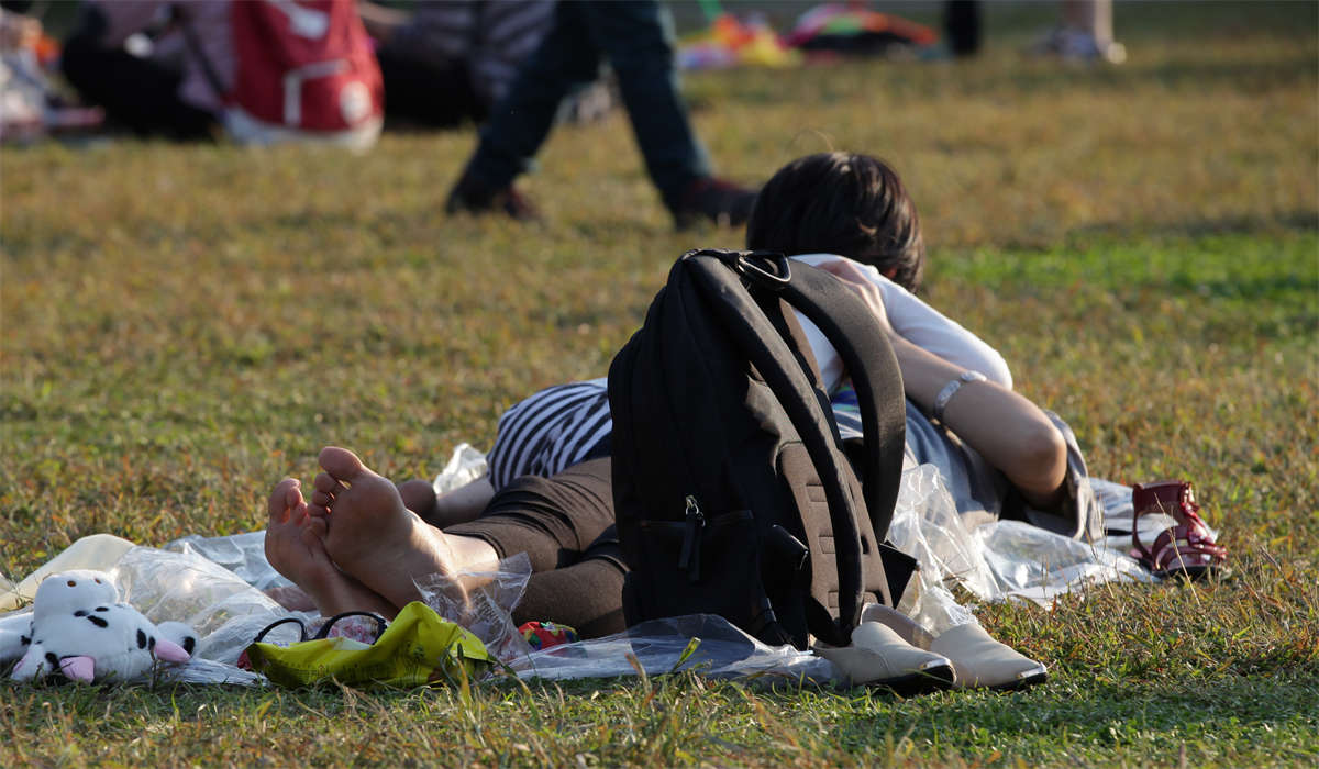 图片[2]-踏青公园街拍系列No.1385 如此这般的美女足弓弧度，绝了吧-日更街拍