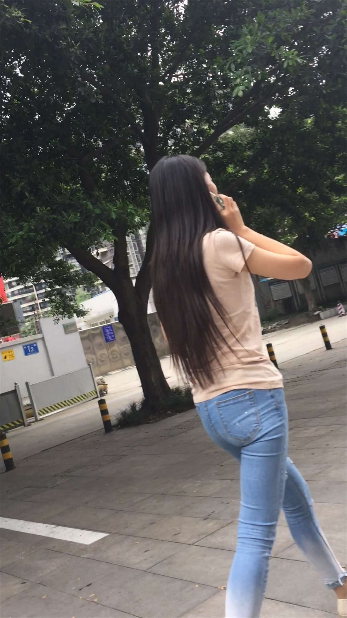 图片[2]-米色T恤超紧身渐变牛仔裤美女-日更街拍