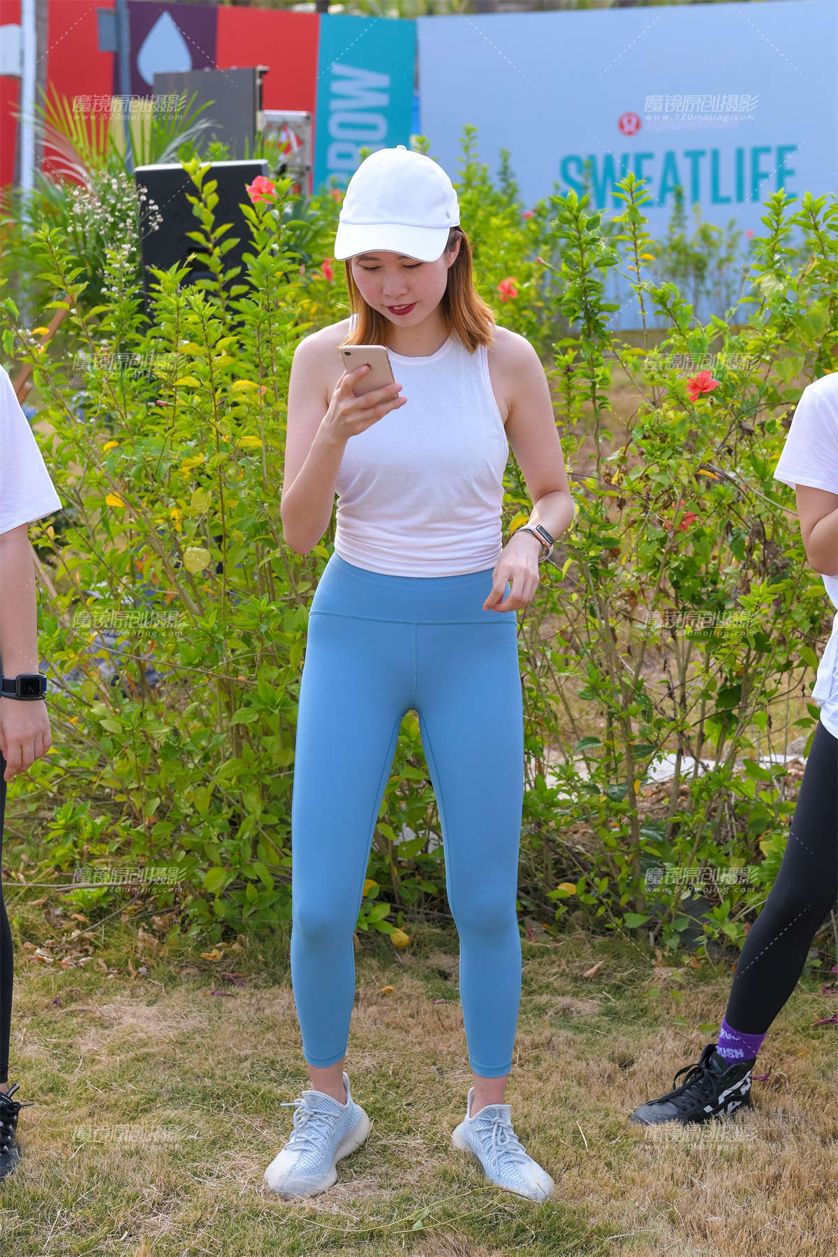 小白帽浅蓝色瑜伽裤-日更街拍