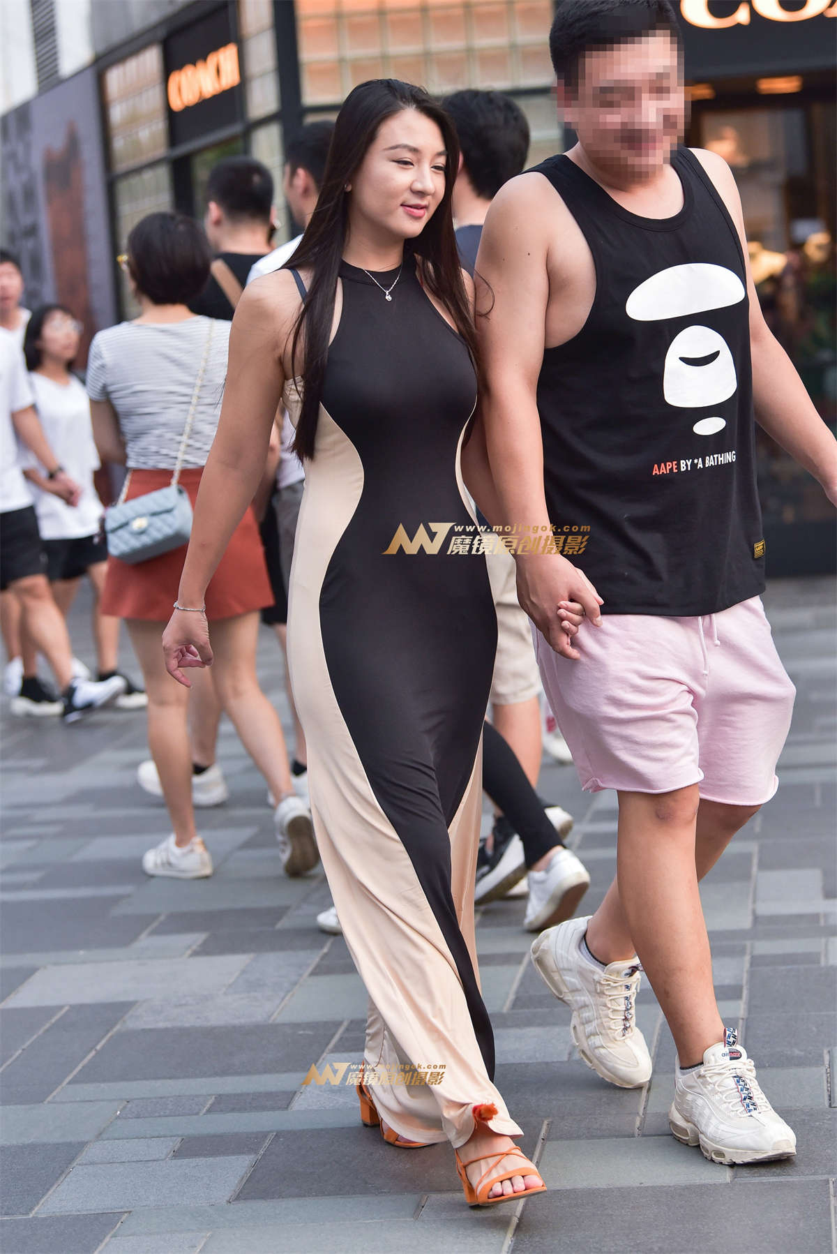 丰满圆润的长裙美妇-日更街拍