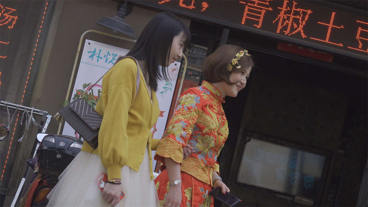 迎宾的魅力新娘-日更街拍