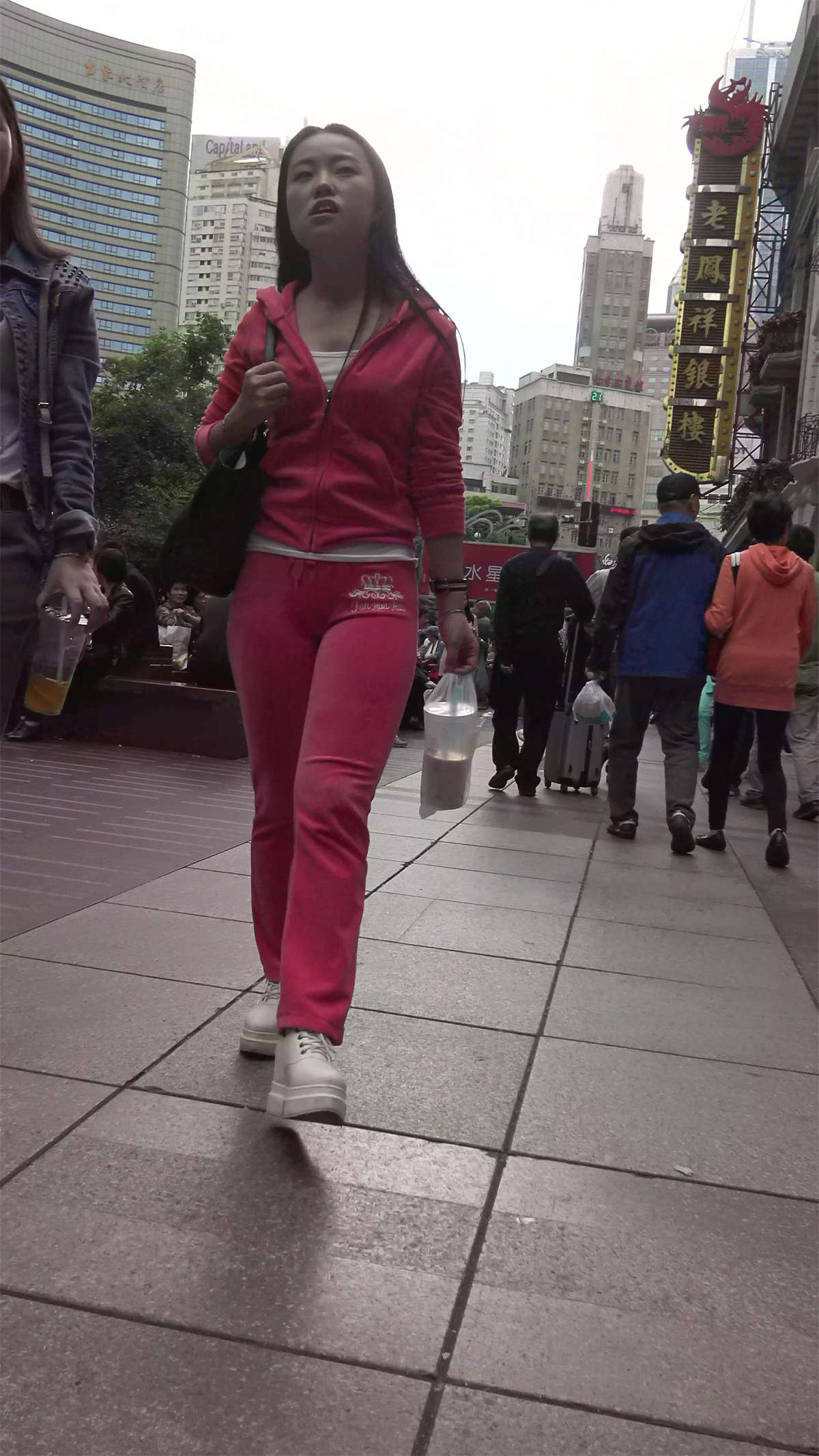 超级饱满美三角粉红色套装韵味美女-日更街拍