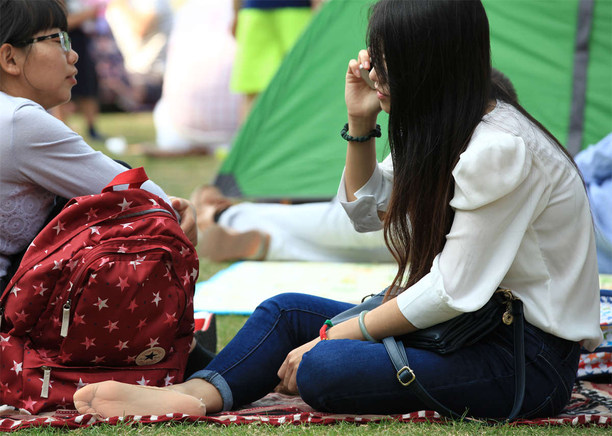 图片[2]-踏青公园街拍系列No.107 大眼少妇穿着少见的网格丝袜套，开眼了-日更街拍