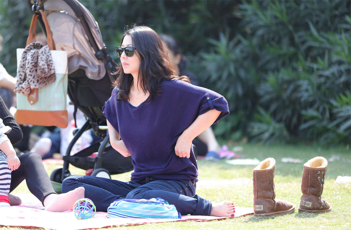 图片[2]-踏青公园街拍系列No.1168 围巾知性少妇裸足特写-日更街拍