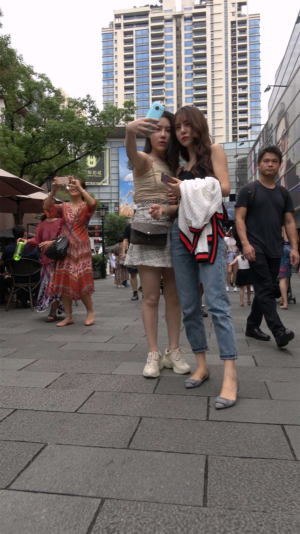 美女姐妹花一起逛街-日更街拍