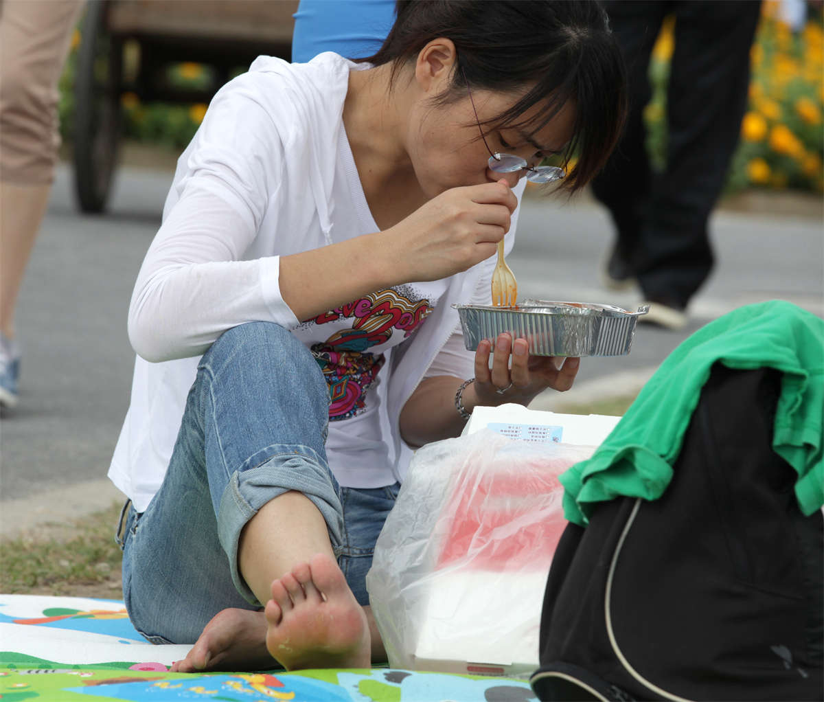 图片[2]-踏青公园街拍系列No.19 少妇长趾素足，脚面堪称上品，足底略感可惜-日更街拍