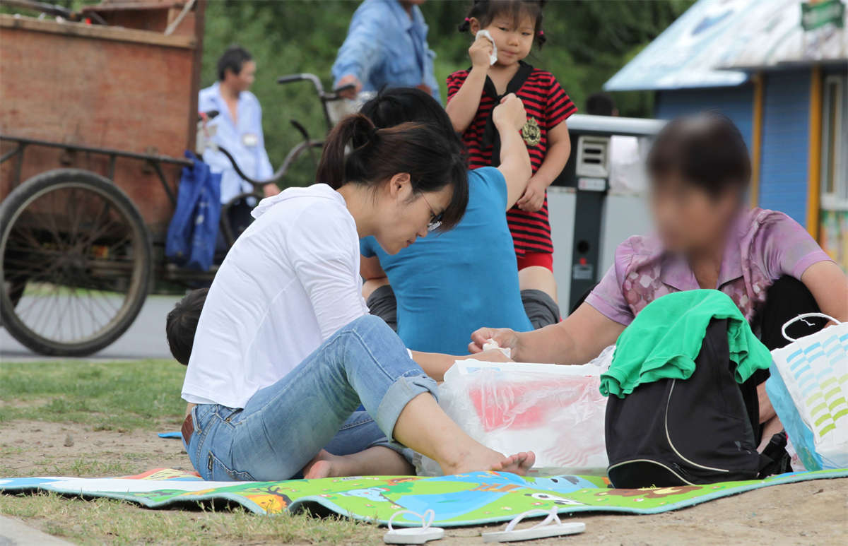 踏青公园街拍系列No.19 少妇长趾素足，脚面堪称上品，足底略感可惜-日更街拍