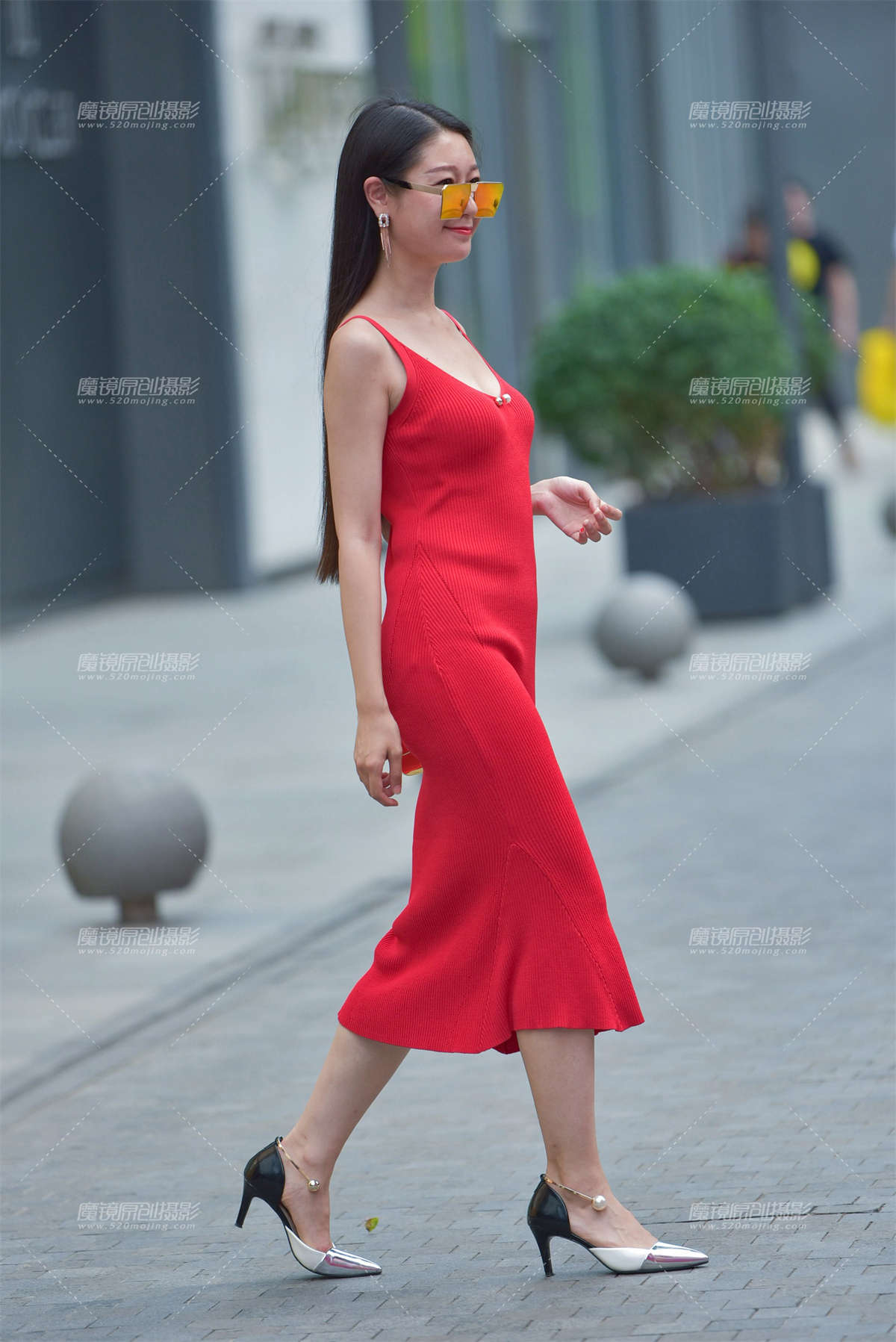 红色吊带裙美女-日更街拍