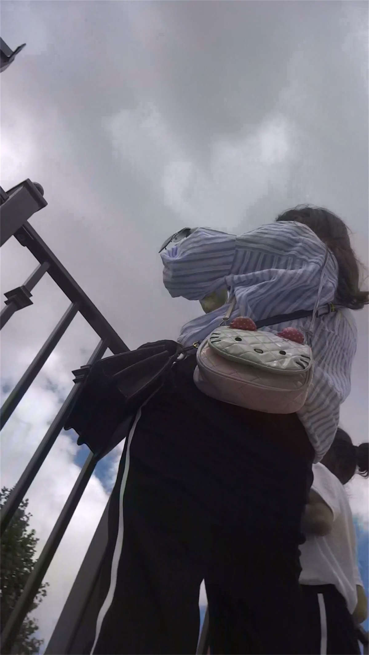 格子短裙安全裤小美女-日更街拍