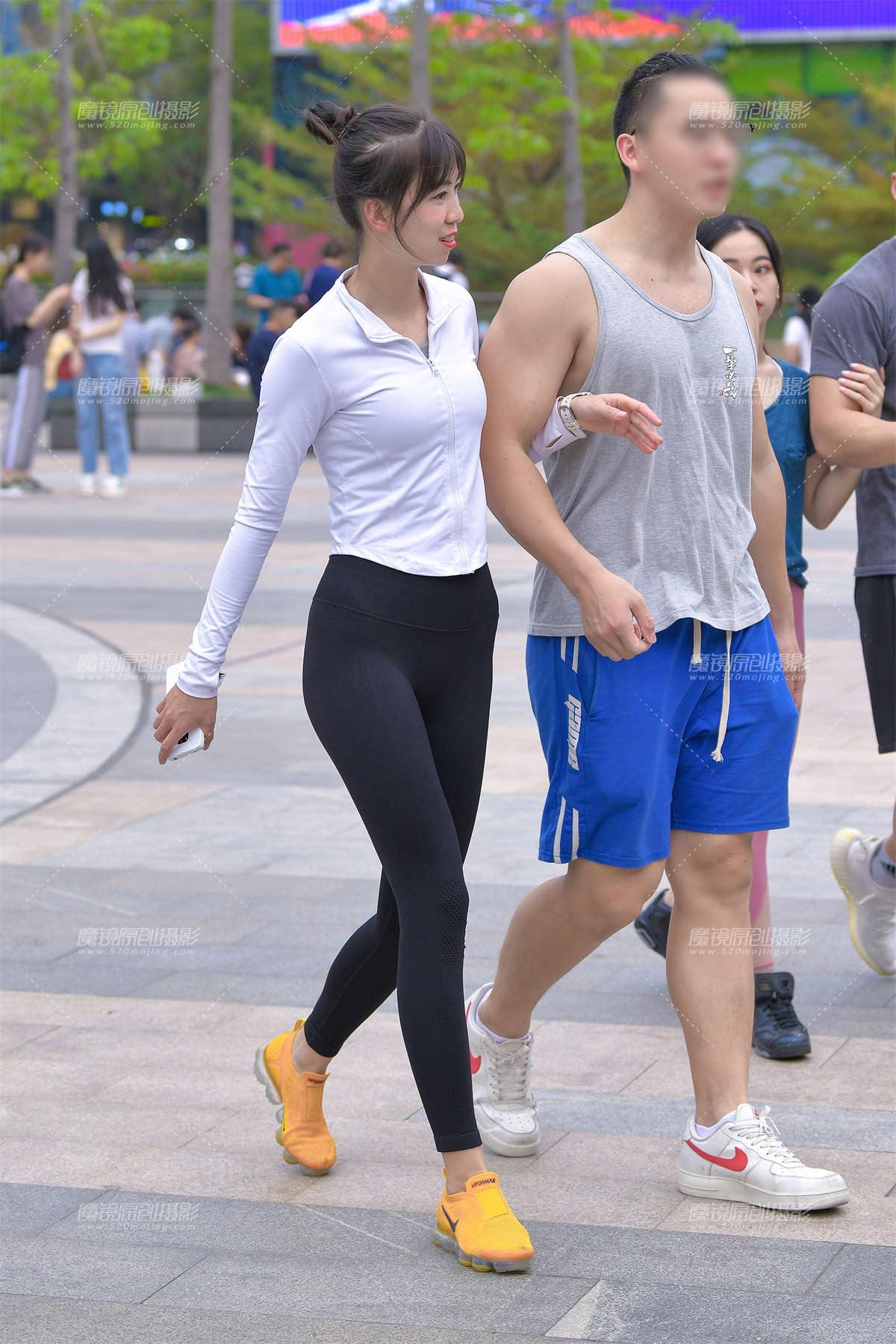 【视觉冲击赛贴】黑白搭配，简洁紧身女友-日更街拍